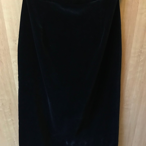 VINTAGE VALENTINO VELVET SKIRT - Picture 2 of 3